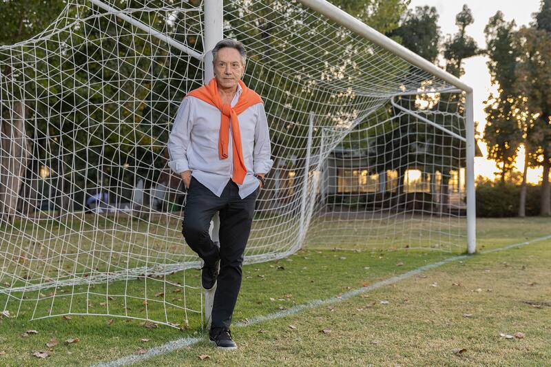 Todavía se viste de corto para jugar en la Liga Independiente de Fútbol.