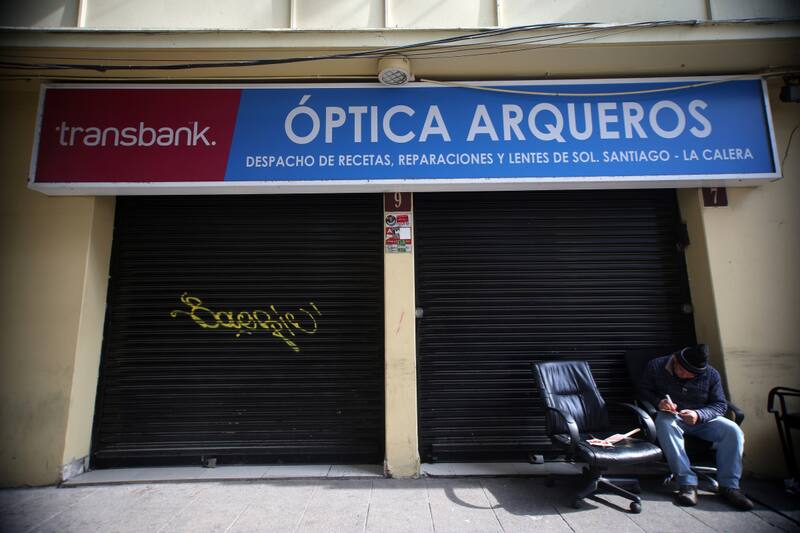 La ley obliga a que gran parte del comercio cierre sus puertas en estas fechas. Créditos: Javier Salvo/Aton Chile.