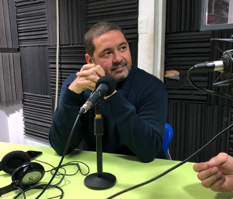 El ex zaguero azul está convertido en una voz opinante del fútbol argentino, pero su vínculo con Chile lo mantiene muy atento a lo que sucede con nuestro fútbol.