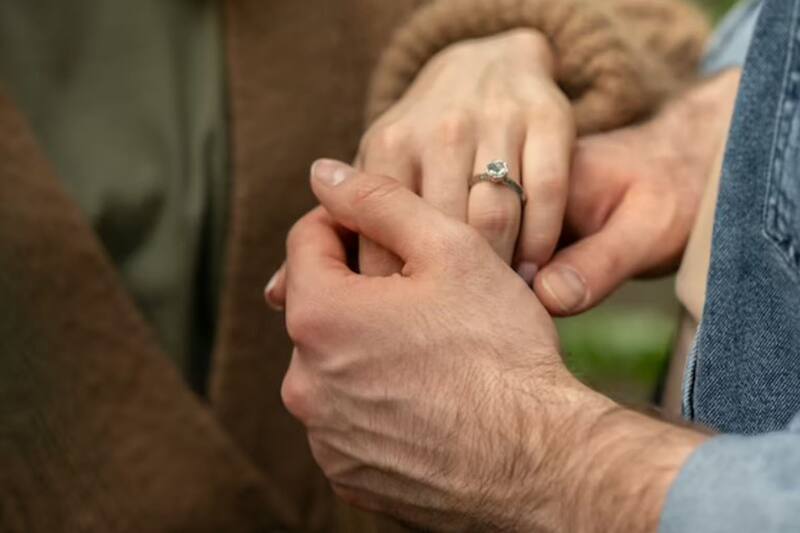 Para recibir el Bono Bodas de Plata, la pareja debe acreditar 25 años de matrimonio. Créditos: Freepik