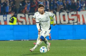 Huachipato se frota las manos: los millones de dólares que Santos está dispuesto a pagar por Felipe Loyola