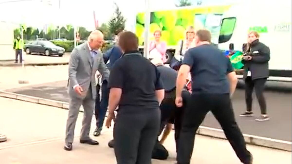 Príncipe Carlos queda en shock tras ver un hombre desmayarse frente a él