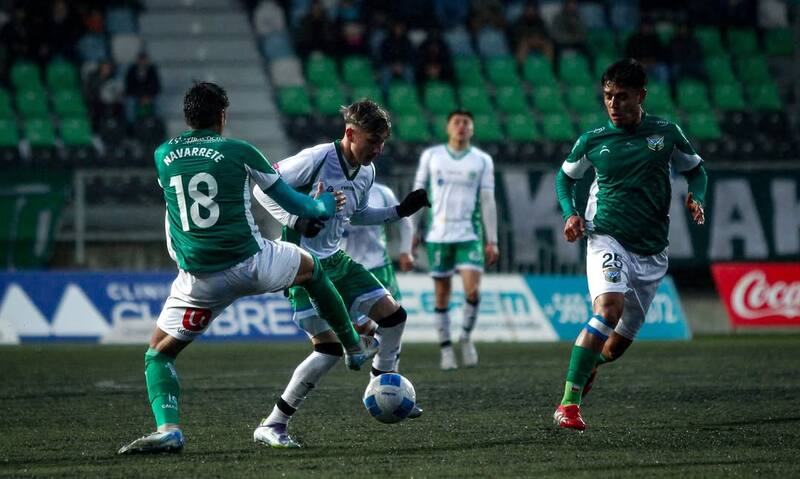 Jugador de Deportes Puerto Montt. Foto: Camilo Santana.