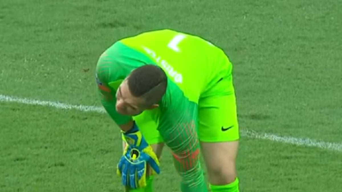 ¡Tremendo fail! Juan Pablo Carrizo quiso salir jugando y le anotaron de la peor forma