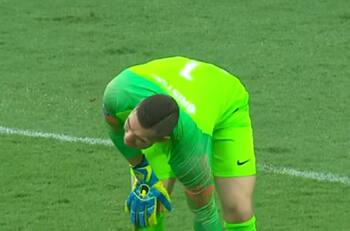 ¡Tremendo fail! Juan Pablo Carrizo quiso salir jugando y le anotaron de la peor forma