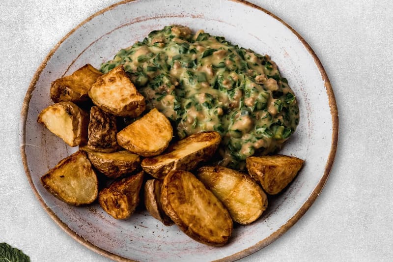 Este platillo se puede acompañar con arroz, papas fritas o doradas.