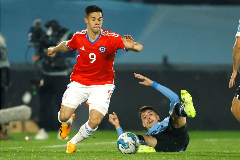 El delantero de Universidad Católica, durante el partido de Uruguay vs Chile en el Estadio Centenario. Foto: Agencia Aton.