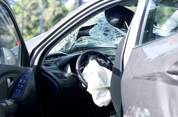 Hombre de 27 años murió tras chocar su auto contra un muro en Castro