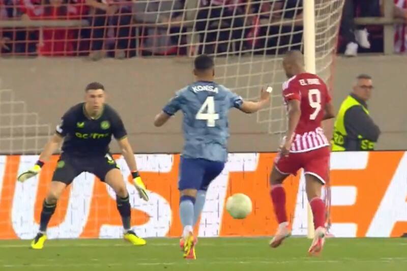 no pudo con el delantero marroquí Ayoub El Kaabi, quien le marcó dos goles en las semifinales de la Conference League.