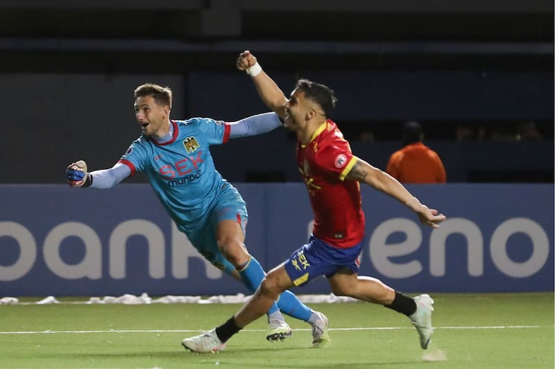 en la foto junto al también ex Unión Franco Torgnascioli, vivió una noche negra en México. Foto: Agencia Aton.
