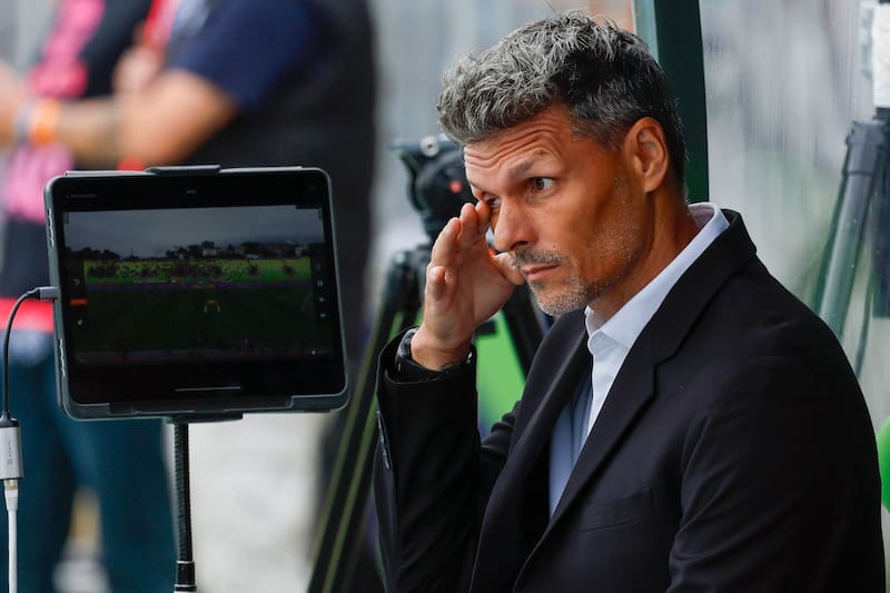El técnico quedó impasible tras recibir tres goles en menos de 30 minutos. Foto: Aton.