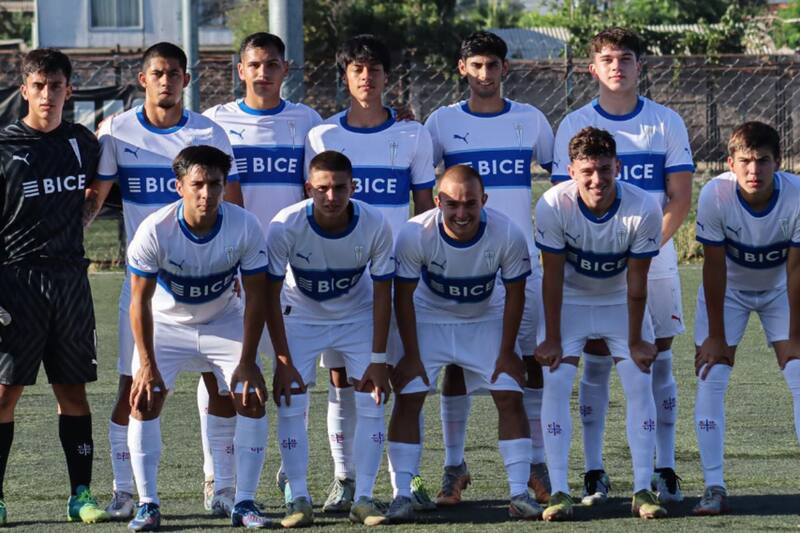 Pablo Pinto, segundo de derecha a izquierda en la fila superior, sigue siendo jugador juvenil de la UC. (Foto: @Proyeccion.UC)