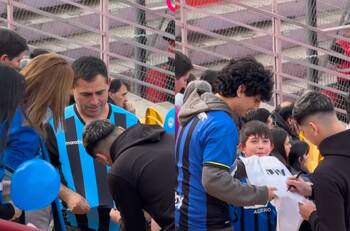 Sorprendió a todos los hinchas: campeón del fútbol argentino dijo presente en el UC vs Huachipato