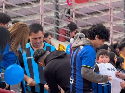 Sorprendió a todos los hinchas: campeón del fútbol argentino dijo presente en el UC vs Huachipato