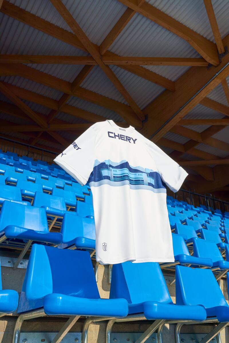 El Claro Arena aparece en la nueva tricota cruzada. Foto: Comunicaciones Cruzados.