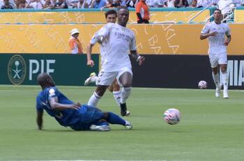 Su primera polémica en el Mundial de Clubes: Vinicius recibió tarjeta amarilla por esta simulación