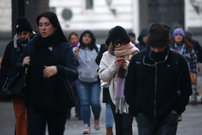 Las bajas temperaturas provocaron un descenso en el número de votantes este domingo.