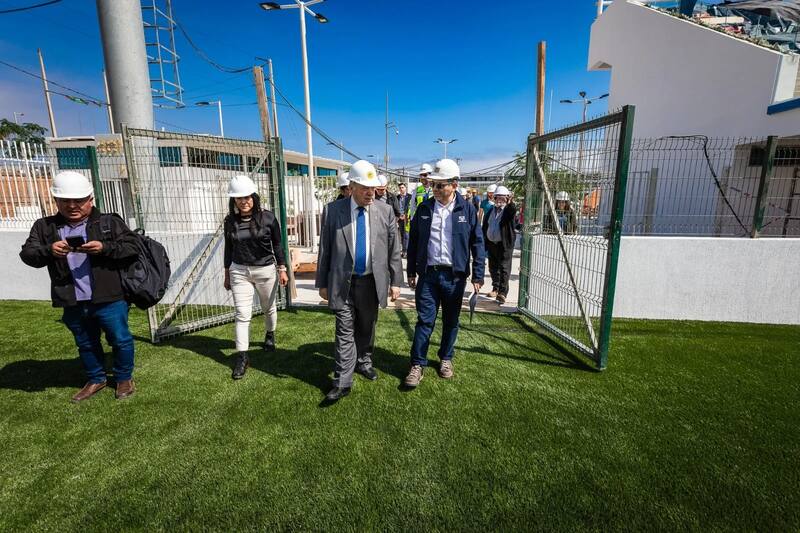 autoridades visitando el Estadio del Sector Norte de Arica