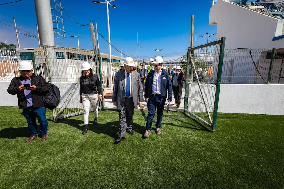 autoridades visitando el Estadio del Sector Norte de Arica