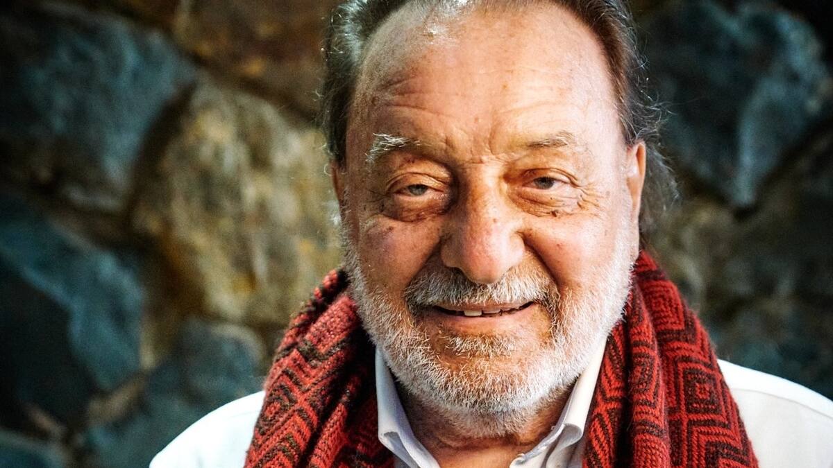 "Se encuentra fuera de peligro vital": Familiares revelan mejoras en el estado de salud de Patricio Manns
