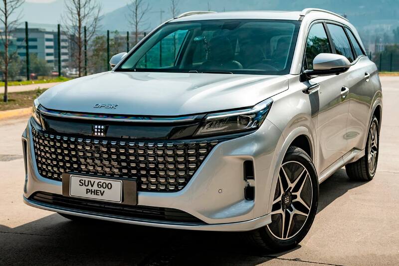 El SUV equipa amortiguadores blandos, pero no da sensación de lancheo.