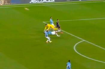 ¡Tremendo choque! Ederson golpeó a su propio defensa en temeraria salida