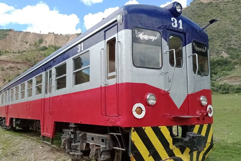 El tren es considerado el más alto de Latinoamérica, teniendo una de sus terminales a más de 3.000 metros sobre el nivel del mar.