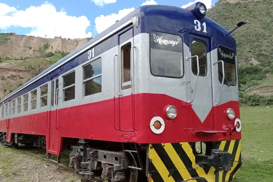 El tren es considerado el más alto de Latinoamérica, teniendo una de sus terminales a más de 3.000 metros sobre el nivel del mar.