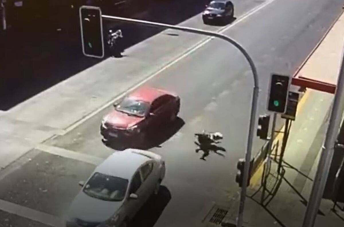 VIDEO | Captan momento en que carabinero fue atropellado y disparó contra sujetos a bordo del vehículo en Estación Central: el conductor murió