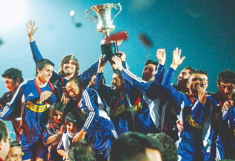 Universidad de Chile en la final del Apertura 2004.