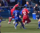 VIDEO | Casi lo lesionan: el criminal planchazo que recibió Gabriel Suazo en el triunfo del Sevilla