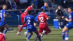 VIDEO | Casi lo lesionan: el criminal planchazo que recibió Gabriel Suazo en el triunfo del Sevilla