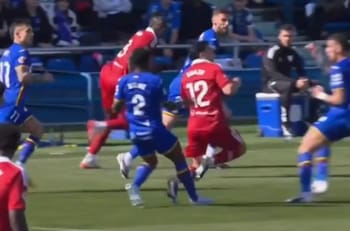 VIDEO | Casi lo lesionan: el criminal planchazo que recibió Gabriel Suazo en el triunfo del Sevilla