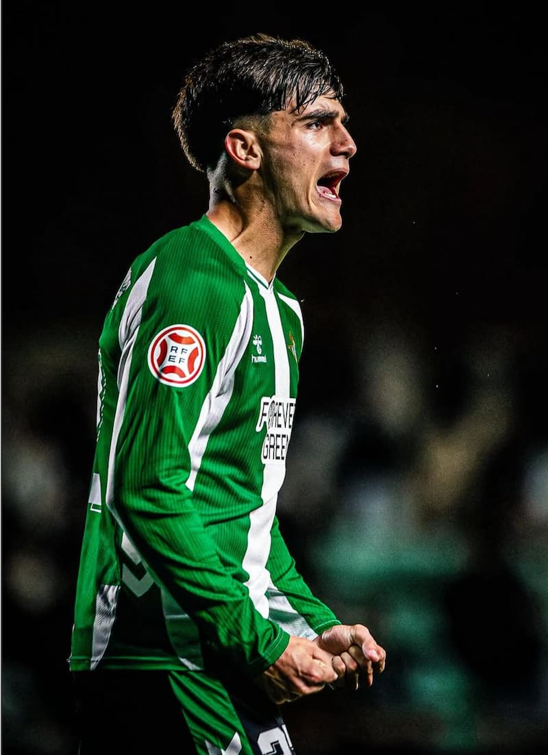 canterano del Real Betis de 18 años, busca su oportunidad en el equipo principal. Foto: @morante_jr