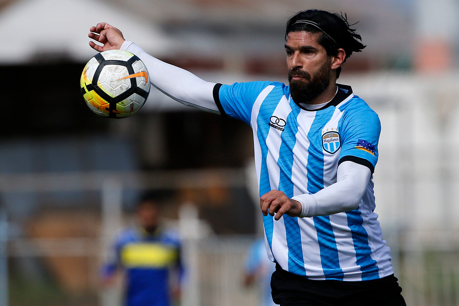 El Loco Abreu jugando por Magallanes. Foto: Aton.
