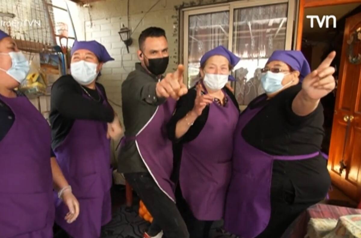 Mauricio Pinilla se llena de elogios por su simpatía y sencillez durante visita a olla común en Bajos de Mena