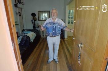 Con un rincón de energía pura y fe: Así es la casa de Mario Mezza, el peluquero de Chile