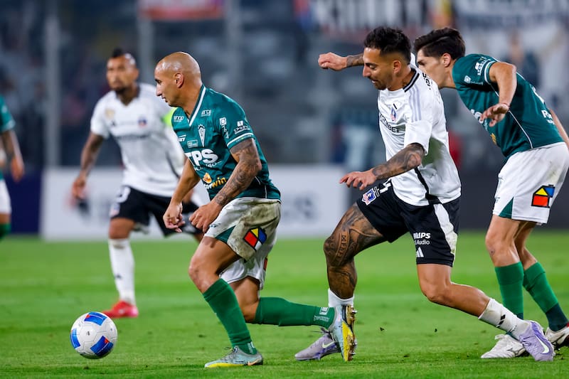 El defensor vs Colo Colo. Foto: Aton