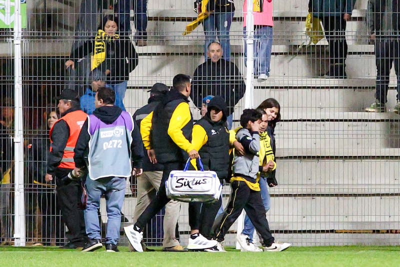 Un menor de edad de la hinchada canaria fue alcanzado por una bomba de ruido y tuvo que ser atendido por el cuerpo médico del club. El partido fue suspendido. (Foto: Aton)