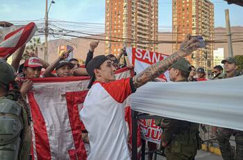 FOTO | Captan a hincha de la U en masivo recibimiento a Independiente Santa Fe en Iquique