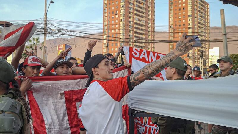 FOTO | Captan a hincha de la U en masivo recibimiento a Independiente Santa Fe en Iquique