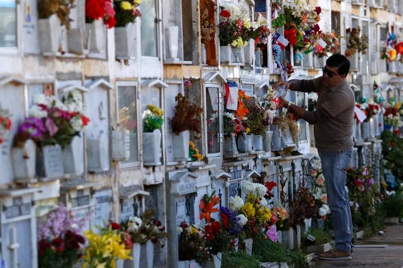 Valparaiso, 01 de noviembre 2019.
Porteños visitan el Cementerio 3 de Playa Ancha en el Dia De Todos Los Santos.
Raul Zamora/Aton Chile