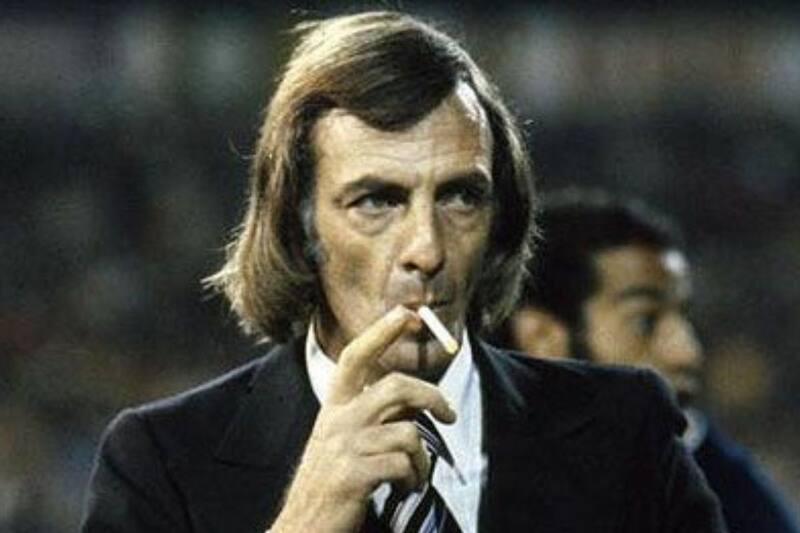 La estampa clásica de César Luis Menotti en su época de DT. Siempre acompañado por un cigarrillo; otros tiempos...