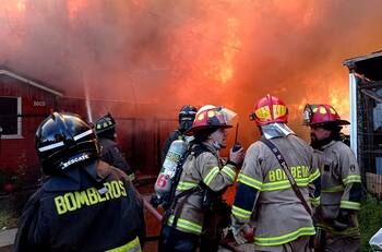 VIDEO | Bomberos sin acceso a los grifos: Violento incendio deja tres casas afectadas y tres heridos en La Pintana