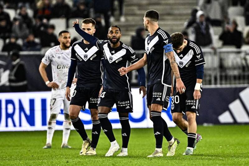 disputando la Ligue .