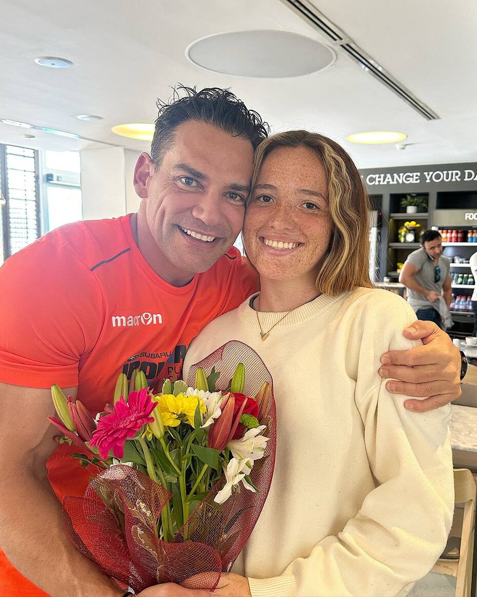 Laura de la Fuente le dio un sorpresivo abrazo y unas lindas flores a su padre, Cristián de la Fuente.