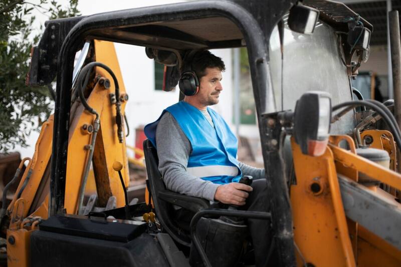 En las empresas buscan operarios para diferentes máquinas.