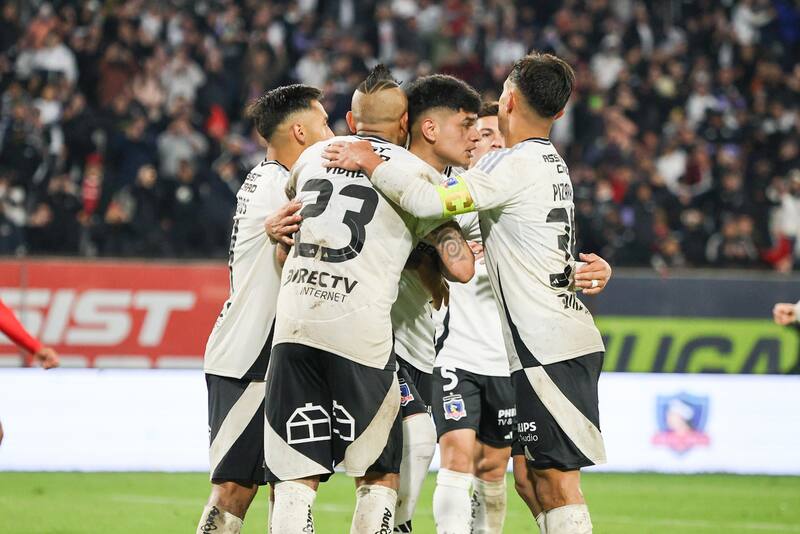 Los albos celebran su victoria ante Iquique. Foto: Felipe Escobedo/En Cancha.