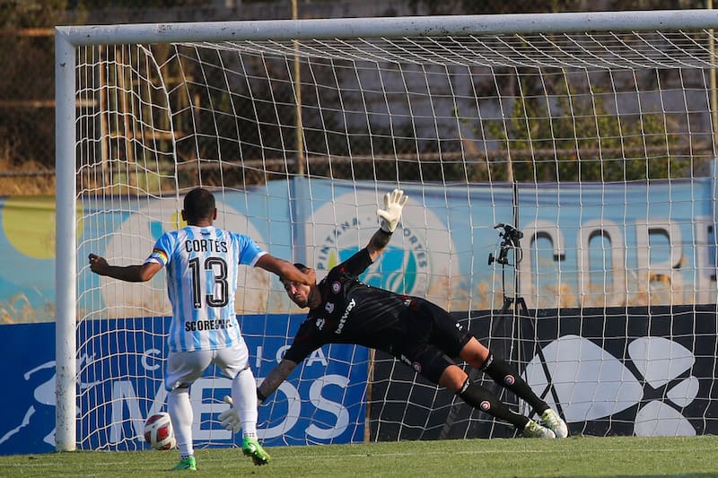 César Cortés falló un lanzamiento penal en el duelo entre Magallanes vs. Unión La Calera. Foto: Aton.