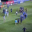 VIDEO | Hinchas de Everton invadieron la cancha y agredieron a sus jugadores en el partido frente a la UC